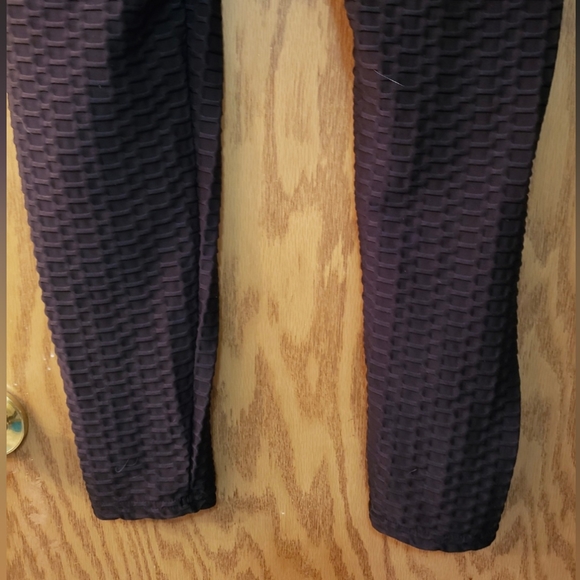 Cute "waffle" tic toc leggings. Gathered at the rear for sexy shape. Size XL - Picture 4 of 5
